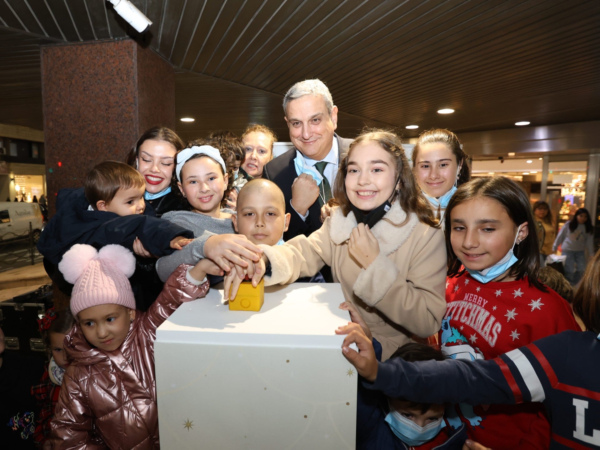 Los niños de la Unidad de Oncología Infantil del Hospital de Alicante inauguraron la Navidad de El Corte Inglés Los niños de la Unidad de Oncología Infantil del Hospital de Alicante inauguraron la Navidad de El Corte Inglés