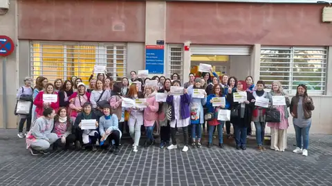 Educadoras de las escuelas infantiles municipales de Elche concentradas junto a la concejalía de Recursos Humanos. Educadoras de las escuelas infantiles municipales de Elche concentradas junto a la concejalía de Recursos Humanos.