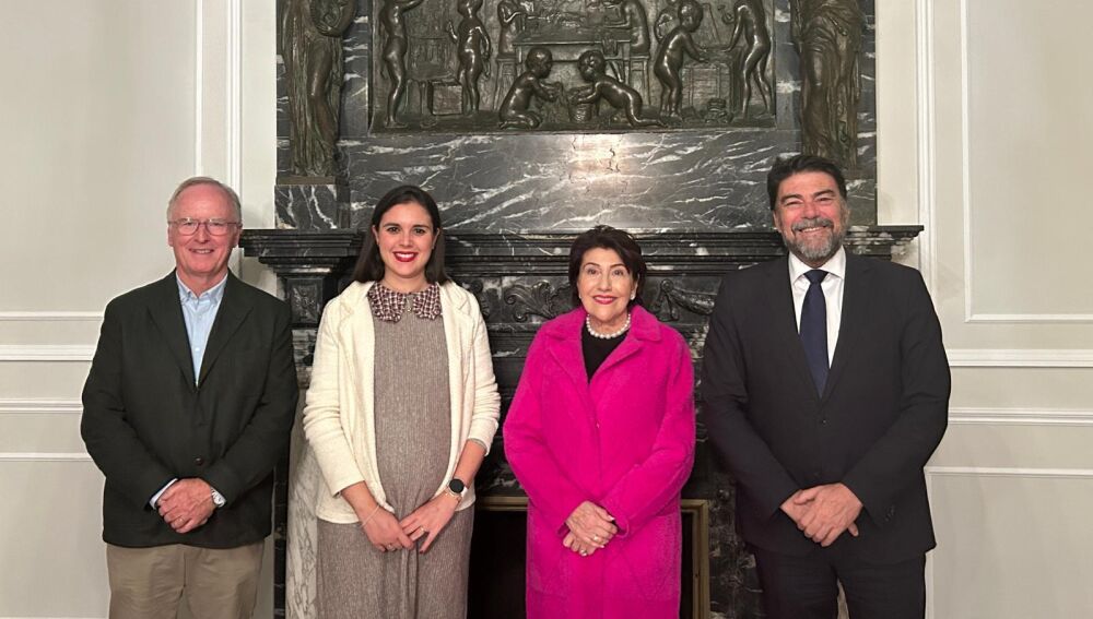 Luis Barcala y Naima Beldjilali con descendientes de Enrique Carbonell