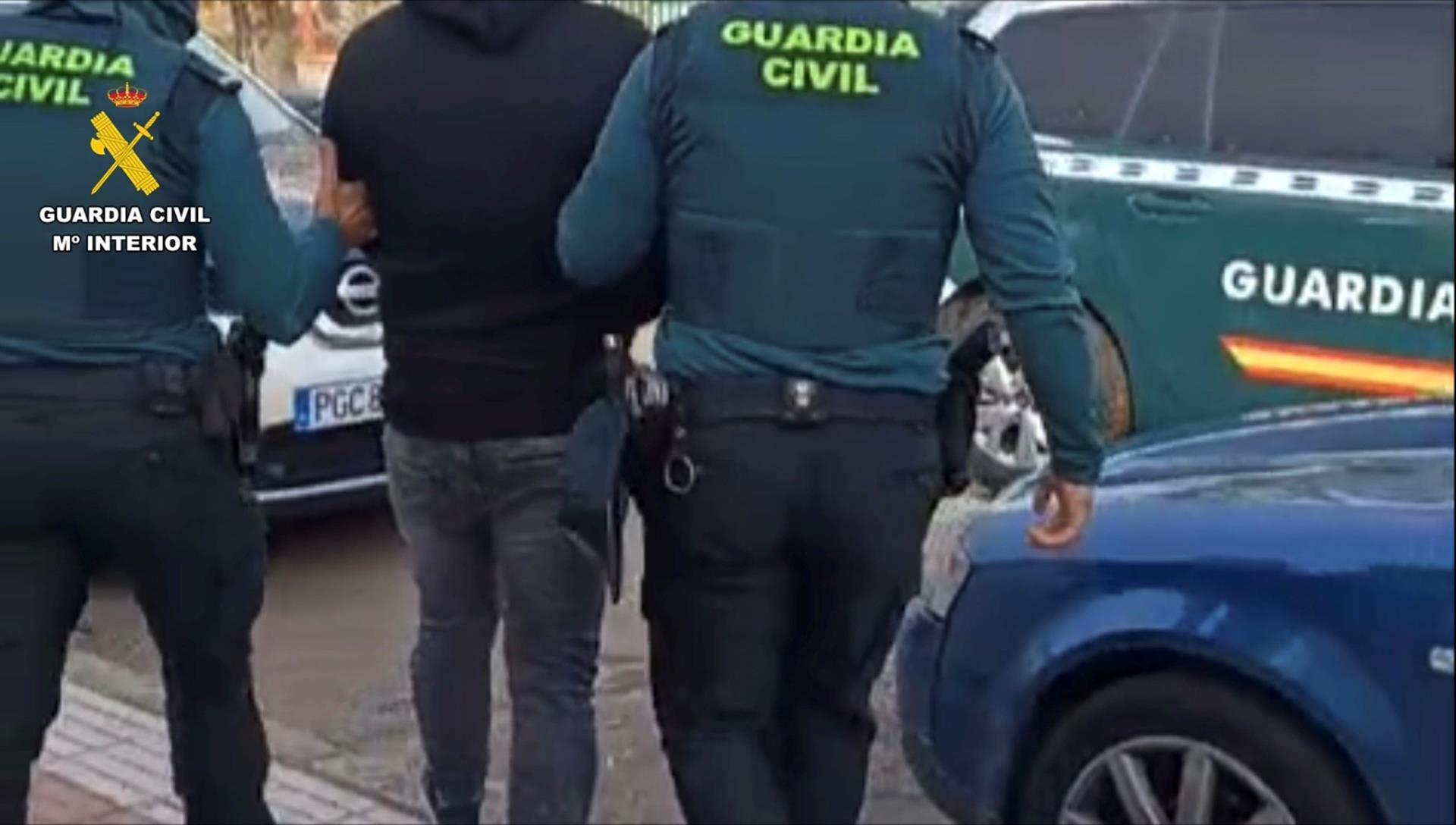Dos detenidos por robos a octogenarios en Zorita y Madrigalejo con el 'abrazo cariñoso' y otros métodos Dos detenidos por robos a octogenarios en Zorita y Madrigalejo con el 'abrazo cariñoso' y otros métodos