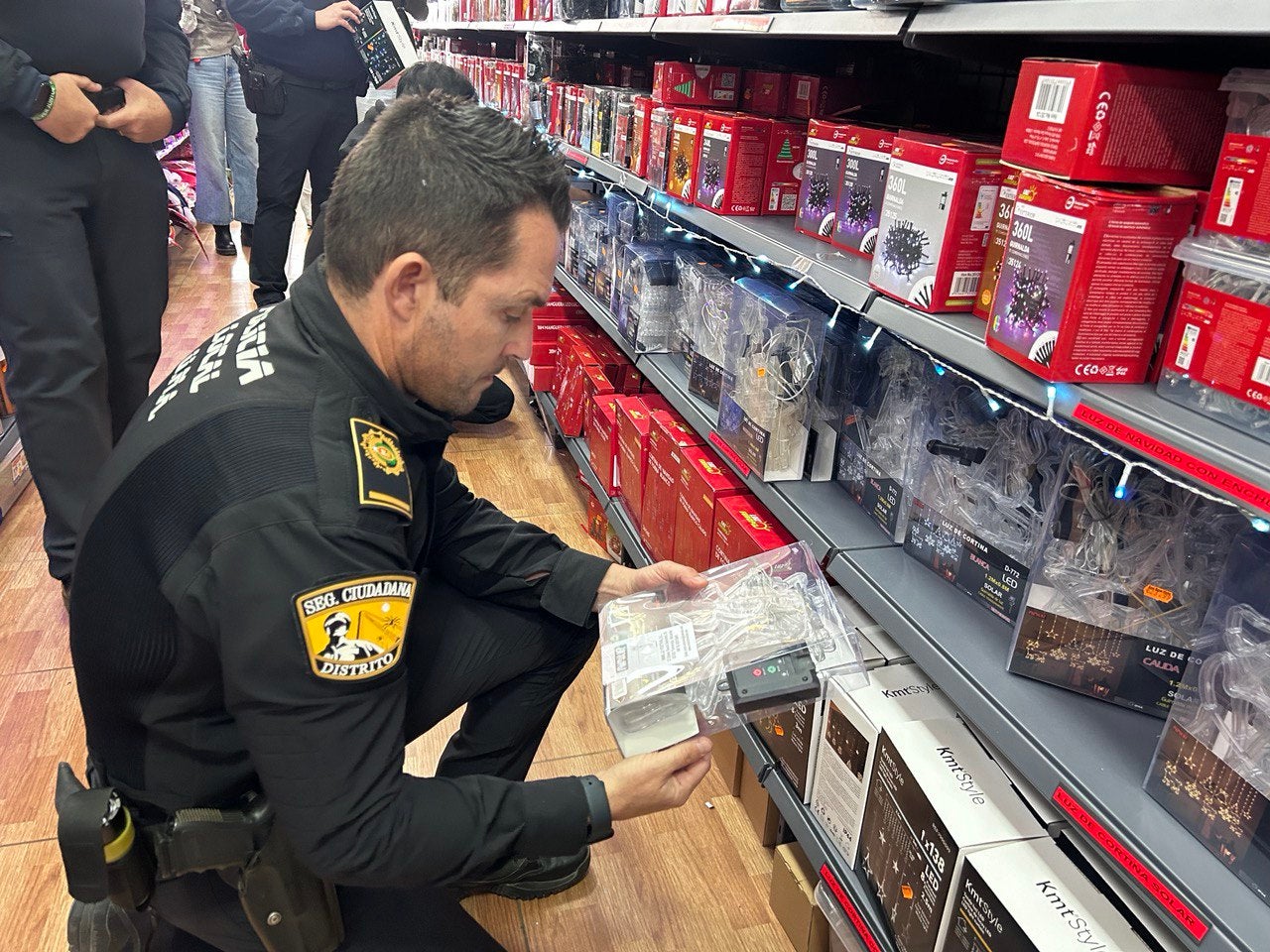 La Policía Local de Elche precinta unos 1.000 productos navideños en el inicio de la campaña de control de comercios La Policía Local de Elche precinta unos 1.000 productos navideños en el inicio de la campaña de control de comercios