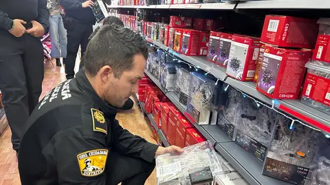 Agente de la Policía Local de Elche en un control de productos en un establecimiento comercial de la ciudad. Agente de la Policía Local de Elche en un control de productos en un establecimiento comercial de la ciudad.