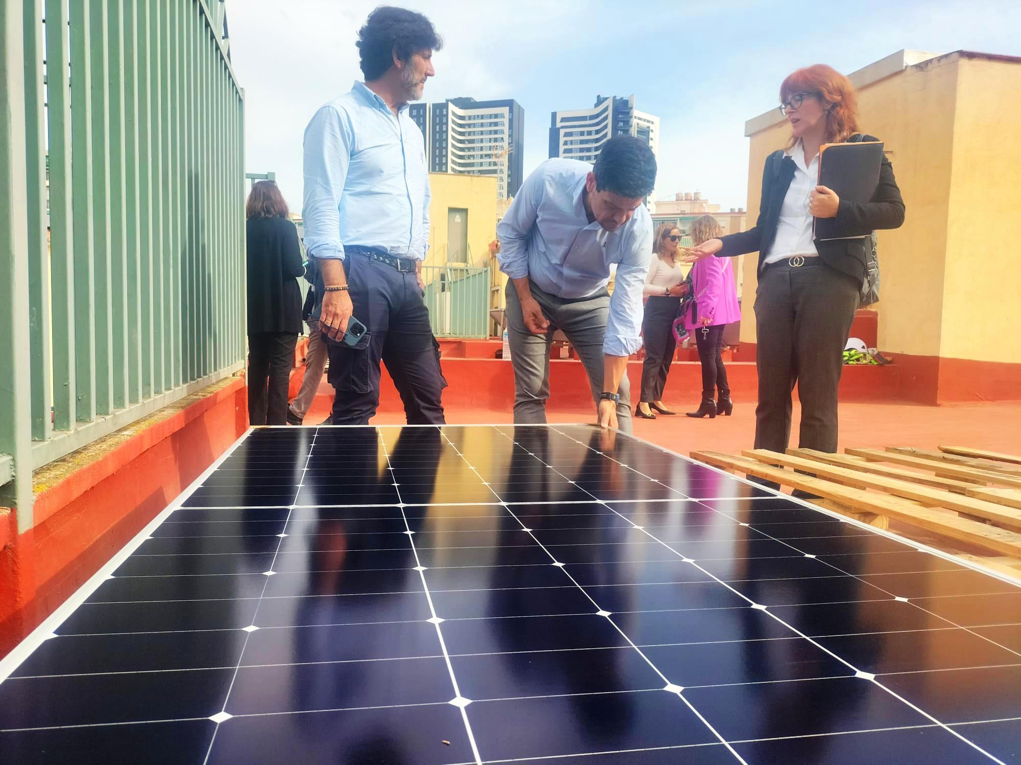 La Diputación refuerza su apuesta por el ahorro energético con la instalación de paneles fotovoltaicos en varios de sus centros La Diputación refuerza su apuesta por el ahorro energético con la instalación de paneles fotovoltaicos en varios de sus centros