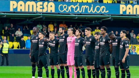 Los jugadores del Villarreal guardan un minuto de silencio en memoria de las v&iacute;ctimas de la Dana