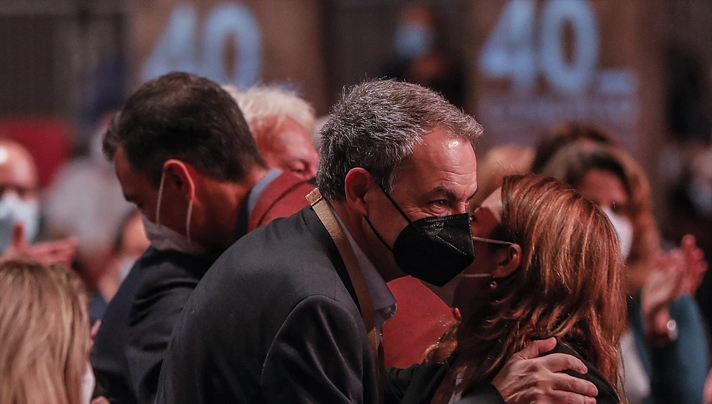 Pedro Sánchez y Felipe González, al fondo, dándose un abrazo durante el último Congreso Federal del PSOE en 2021 Pedro Sánchez y Felipe González, al fondo, dándose un abrazo durante el último Congreso Federal del PSOE en 2021