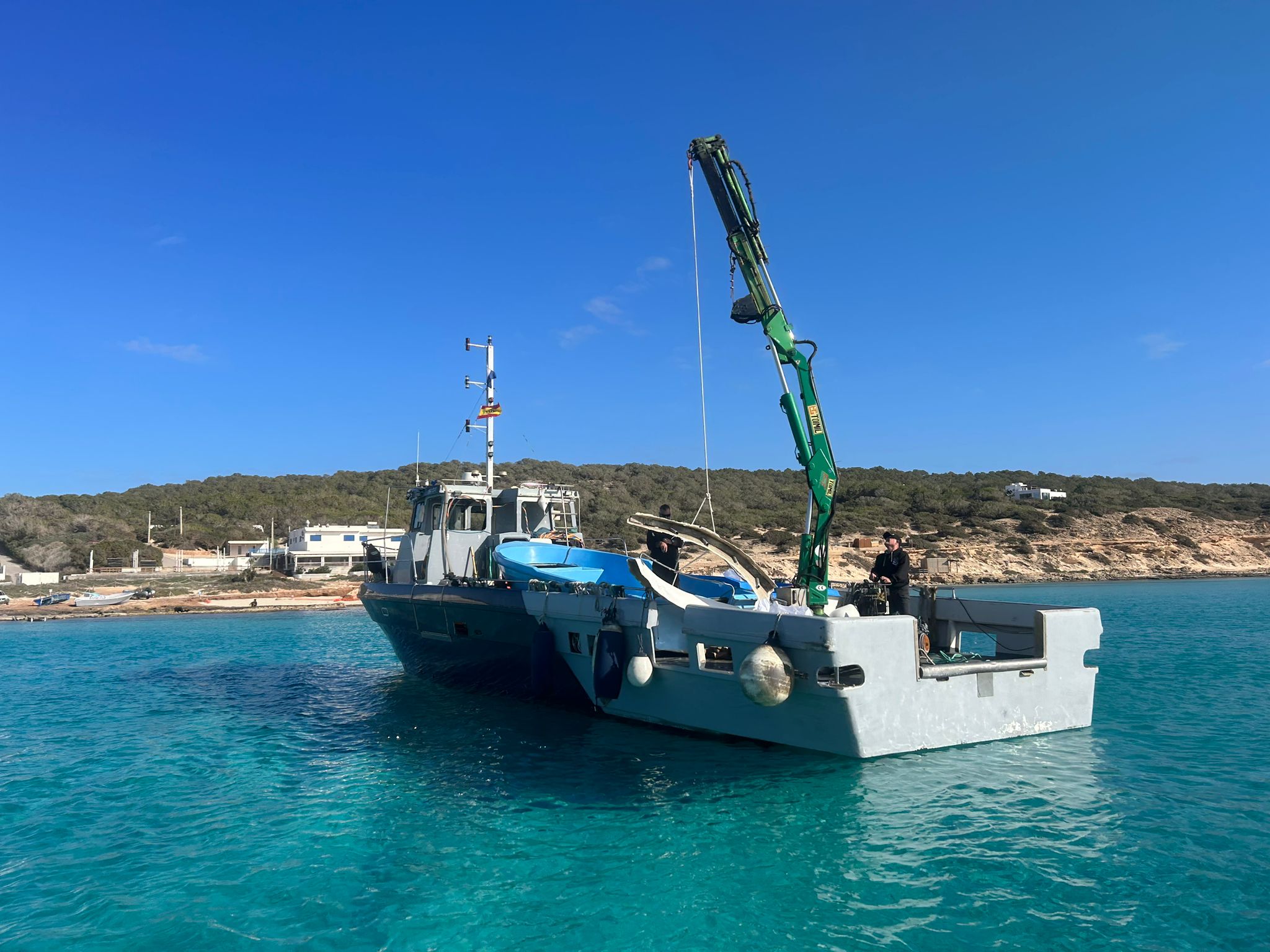 El Consell de Formentera comienza a retirar pateras de su litoral ante la pasividad del Gobierno de España El Consell de Formentera comienza a retirar pateras de su litoral ante la pasividad del Gobierno de España