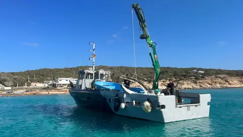El Consell de Formentera comienza a retirar pateras de su litoral ante la pasividad del Gobierno de España El Consell de Formentera comienza a retirar pateras de su litoral ante la pasividad del Gobierno de España