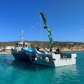 El Consell de Formentera comienza a retirar pateras de su litoral ante la pasividad del Gobierno de España