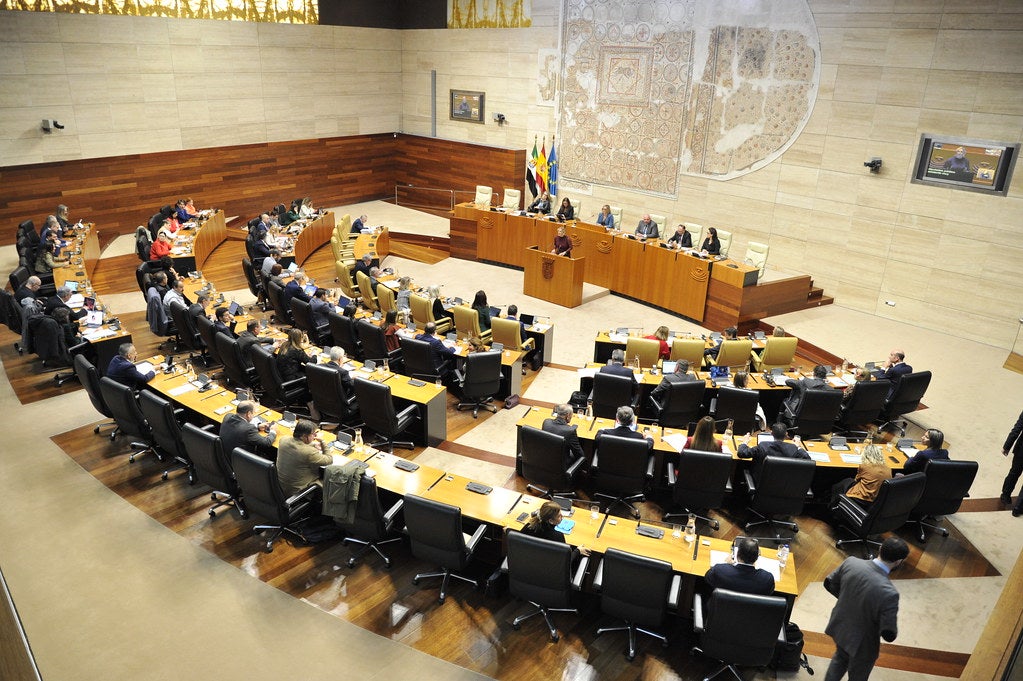 Vox rechaza las enmiendas a la totalidad de PSOE y Unidas por Extremadura y da un balón de oxígeno a los presupuestos de Guardiola Vox rechaza las enmiendas a la totalidad de PSOE y Unidas por Extremadura y da un balón de oxígeno a los presupuestos de Guardiola