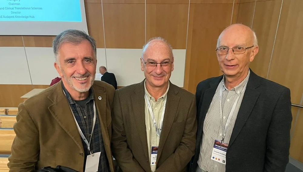 Francis Mojica entre Luis Blanco Davila y Crisanto Gutierrez, ambos del Centro de Biología Molecular Severo Ochoa y miembros de la Academia Francis Mojica entre Luis Blanco Davila y Crisanto Gutierrez, ambos del Centro de Biología Molecular Severo Ochoa y miembros de la Academia