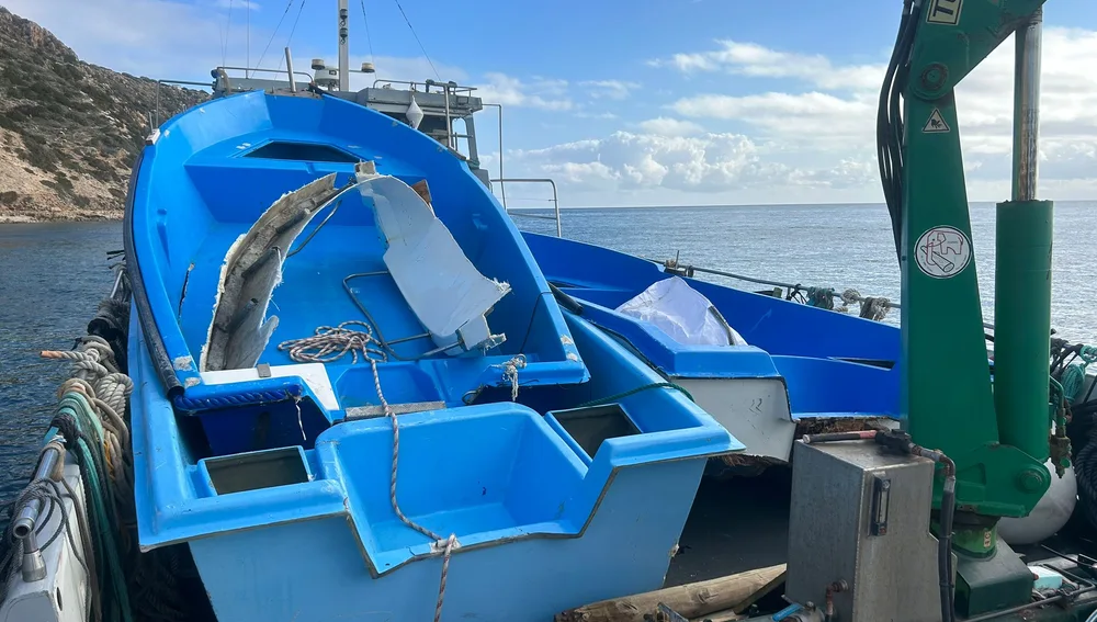 El Consell de Formentera comienza a retirar pateras de su litoral ante la pasividad del Gobierno de España El Consell de Formentera comienza a retirar pateras de su litoral ante la pasividad del Gobierno de España