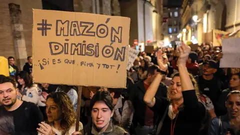 Una nueva manifestación en Valencia pide la dimisión de Mazón un mes después de la DANA: "Está incapacitado moral y éticamente" Una nueva manifestación en Valencia pide la dimisión de Mazón un mes después de la DANA: "Está incapacitado moral y éticamente"