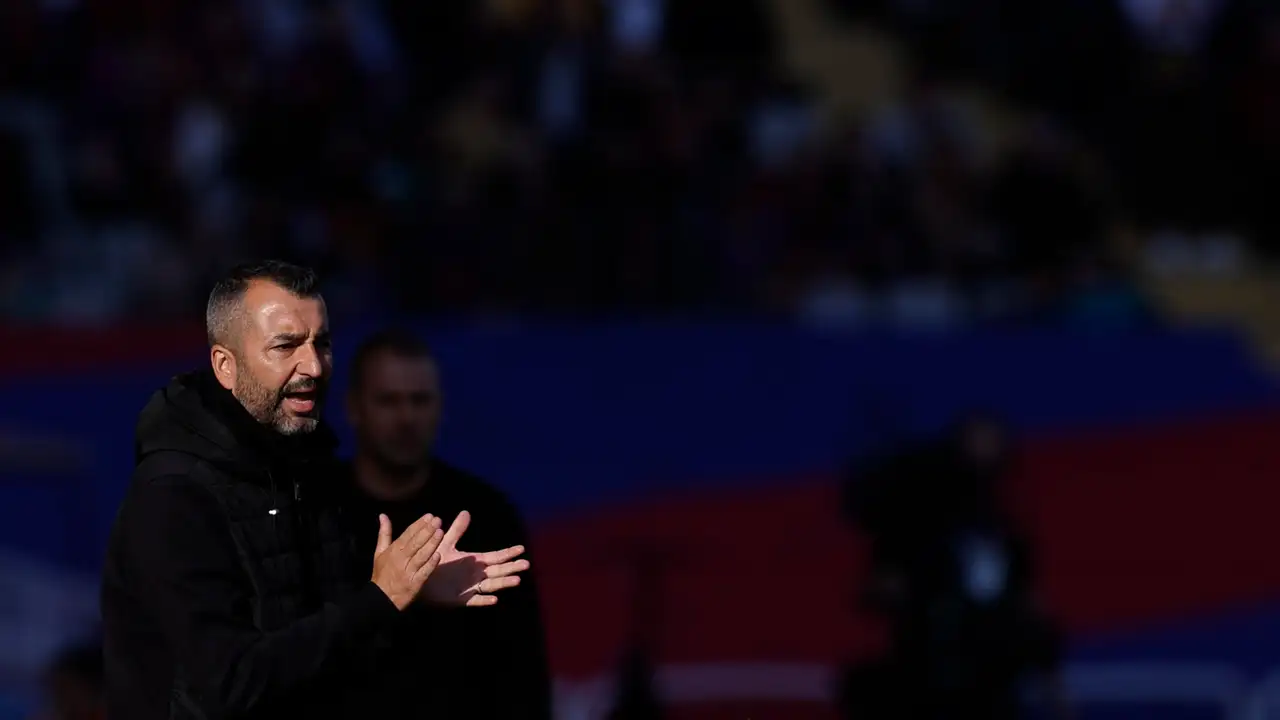 El entrenador de Las Palmas, Diego Martínez Penas durante el partido de LaLiga disputado en el Estadio Olímpico Lluís Companys en Barcelona El entrenador de Las Palmas, Diego Martínez Penas durante el partido de LaLiga disputado en el Estadio Olímpico Lluís Companys en Barcelona