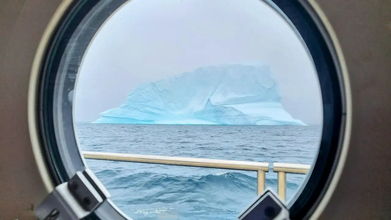 Crucero atravesando el hielo antártico Crucero atravesando el hielo antártico