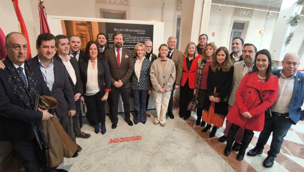 Foto de familia en la inauguración del Belén Monumental