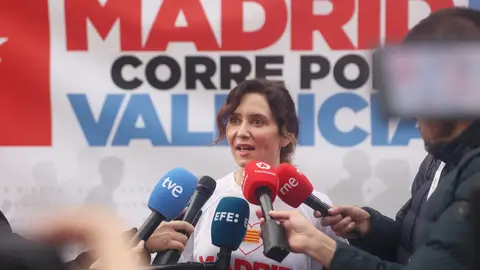 La presidenta de la Comunidad de Madrid, Isabel Díaz Ayuso, atiende a los medios de comunicación Ayuso denuncia la "operación del Estado" contra ella que en otro país tumbaría al Gobierno