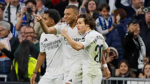 El delantero francés del Real Madrid Kylian Mbappé celebra tras marcar el segundo gol ante el Getafe El delantero francés del Real Madrid Kylian Mbappé celebra tras marcar el segundo gol ante el Getafe