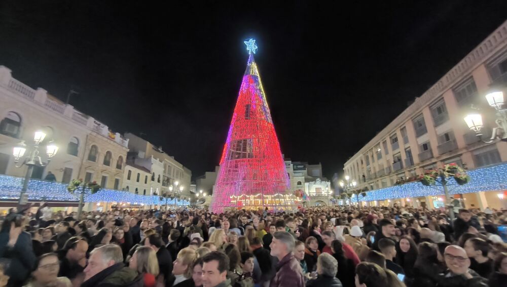 Luces de Navidad en la Plaza Mayor con el gran árbol
