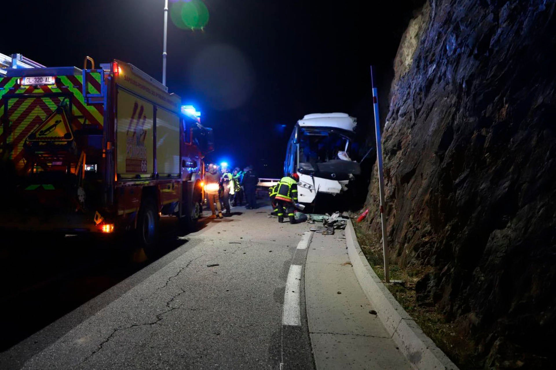 Al menos dos muertos y siete heridos graves en el accidente de un autobús español en el sur de Francia Al menos dos muertos y siete heridos graves en el accidente de un autobús español en el sur de Francia