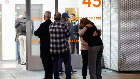 Dos vecinas se abrazan tras conocer el crimen de violencia machista de Pasaia Pasaia declara tres días de luto por el asesinato machista de una vecina