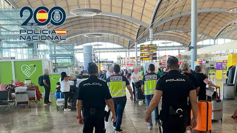 Agentes de la Policía Nacional en el Aeropuerto Alicante-Elche 'Miguel Hernández'. Agentes de la Policía Nacional en el Aeropuerto Alicante-Elche 'Miguel Hernández'.