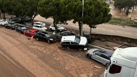 Veh&iacute;culos arrastrados por la DANA de Val&egrave;ncia hasta la Pista de Silla