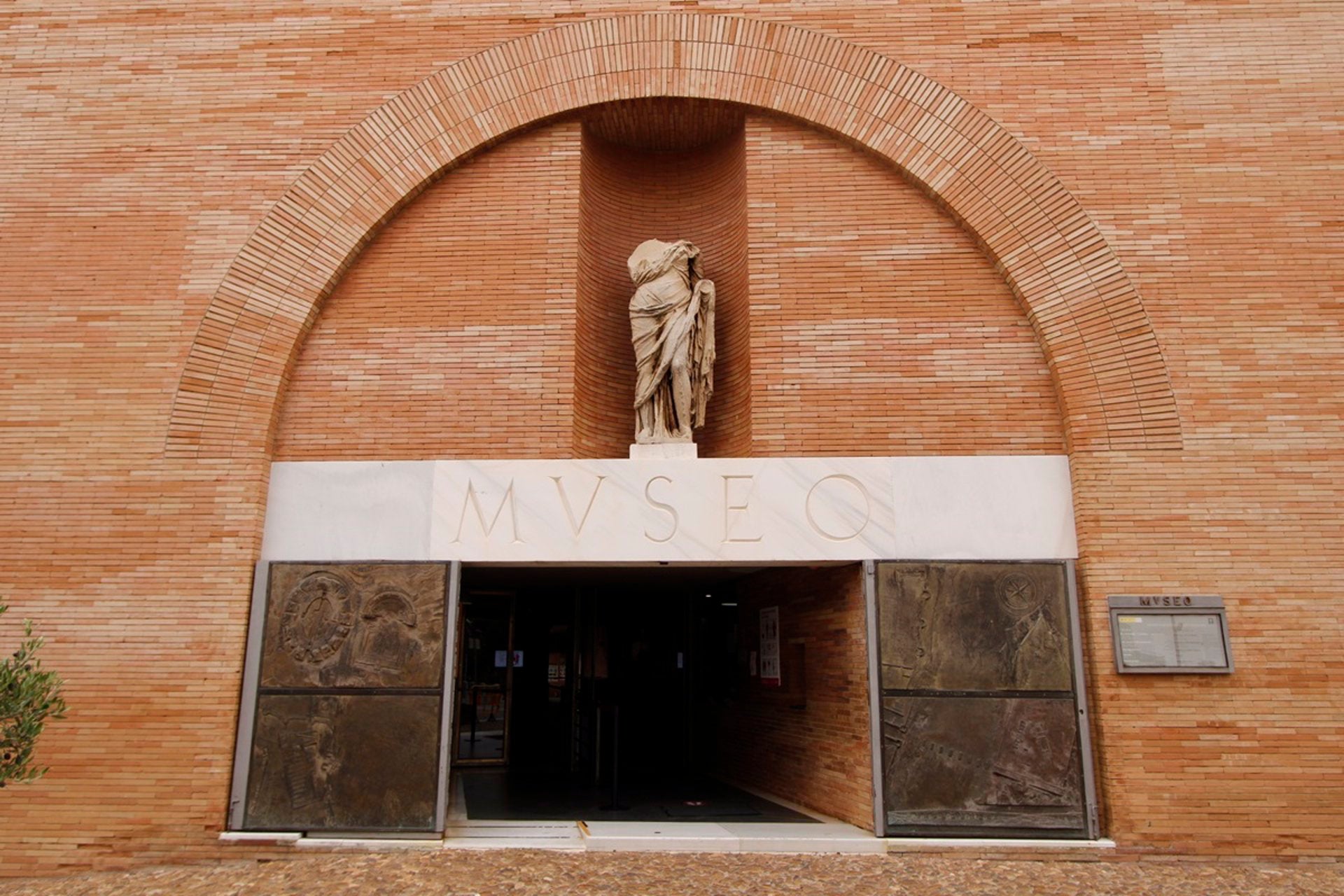 El Ministerio de Cultura adquiere por casi 102.000 euros dos lotes de monedas para el Museo de Arte Romano de Mérida El Ministerio de Cultura adquiere por casi 102.000 euros dos lotes de monedas para el Museo de Arte Romano de Mérida