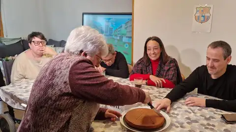 La consejera de Bienestar, Carmen Susín, y el presidente de Kairós, Goyo Centro, con tres usuarios del programa 'Mi casa: una vida en comunidad' La consejera de Bienestar, Carmen Susín, y el presidente de Kairós, Goyo Centro, con tres usuarios del programa 'Mi casa: una vida en comunidad'