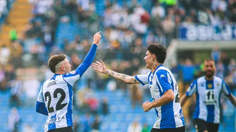 Aranda y Retu celebran el gol del mediapunta. Aranda y Retu celebran el gol del mediapunta.
