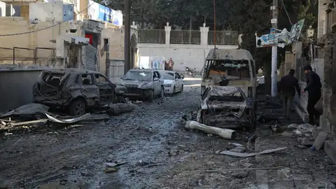 Varias personas inspeccionan los daños tras un ataque aéreo en Idlib, norte de Siria, 01 de diciembre de 2024. Varias personas inspeccionan los daños tras un ataque aéreo en Idlib, norte de Siria, 01 de diciembre de 2024.