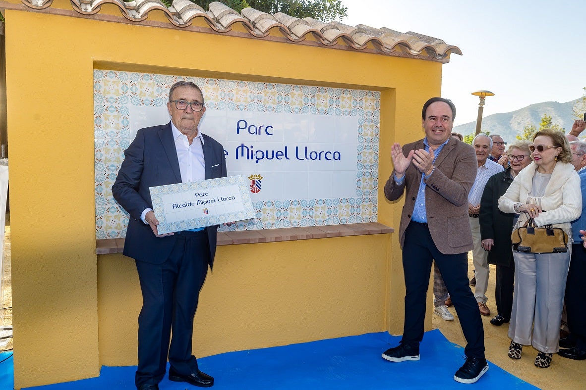 Emotivo reconocimiento a Miguel Llorca, Alcalde de Finestrat durante 26 años Emotivo reconocimiento a Miguel Llorca, Alcalde de Finestrat durante 26 años