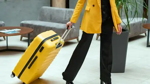 Imagen de archivo de una persona con su maleta en un hotel. Imagen de archivo de una persona con su maleta en un hotel.