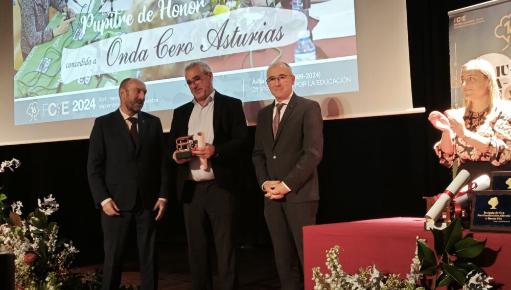 El director de Atresmedia Radio en Asturias, José M.ª de Rato recibiendo el pupitre de honor.