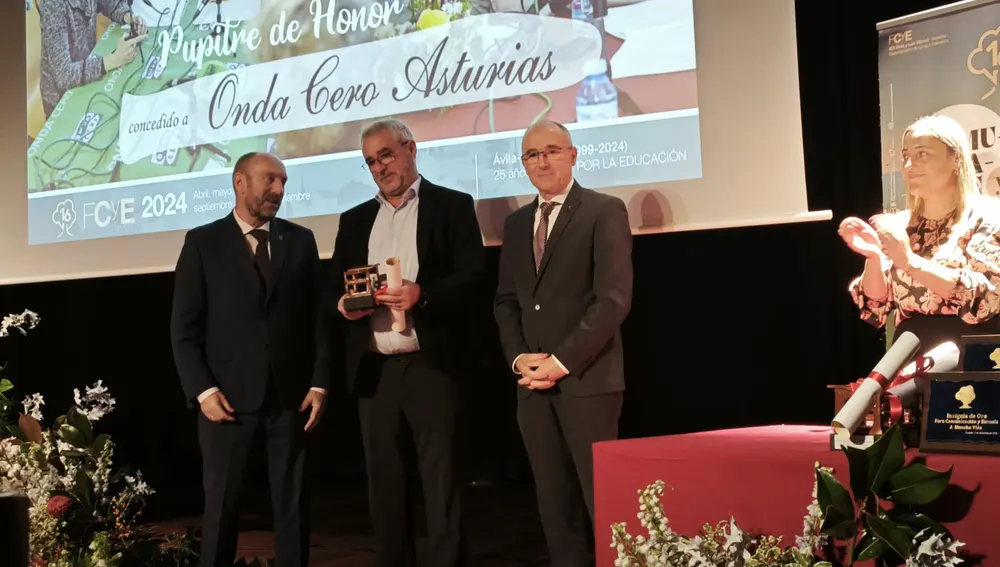 El director de Atresmedia Radio en Asturias, José M.ª de Rato recibiendo el pupitre de honor. El director de Atresmedia Radio en Asturias, José M.ª de Rato recibiendo el pupitre de honor.