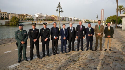 Representantes del ayuntamiento de Sevilla, Subdelegaci&oacute;n del Gobierno, delegaci&oacute;n de la Junta en Sevilla y otras autoridades