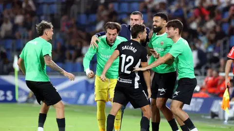 El Elche celebra el empate en Tenerife. El Elche celebra el empate en Tenerife.