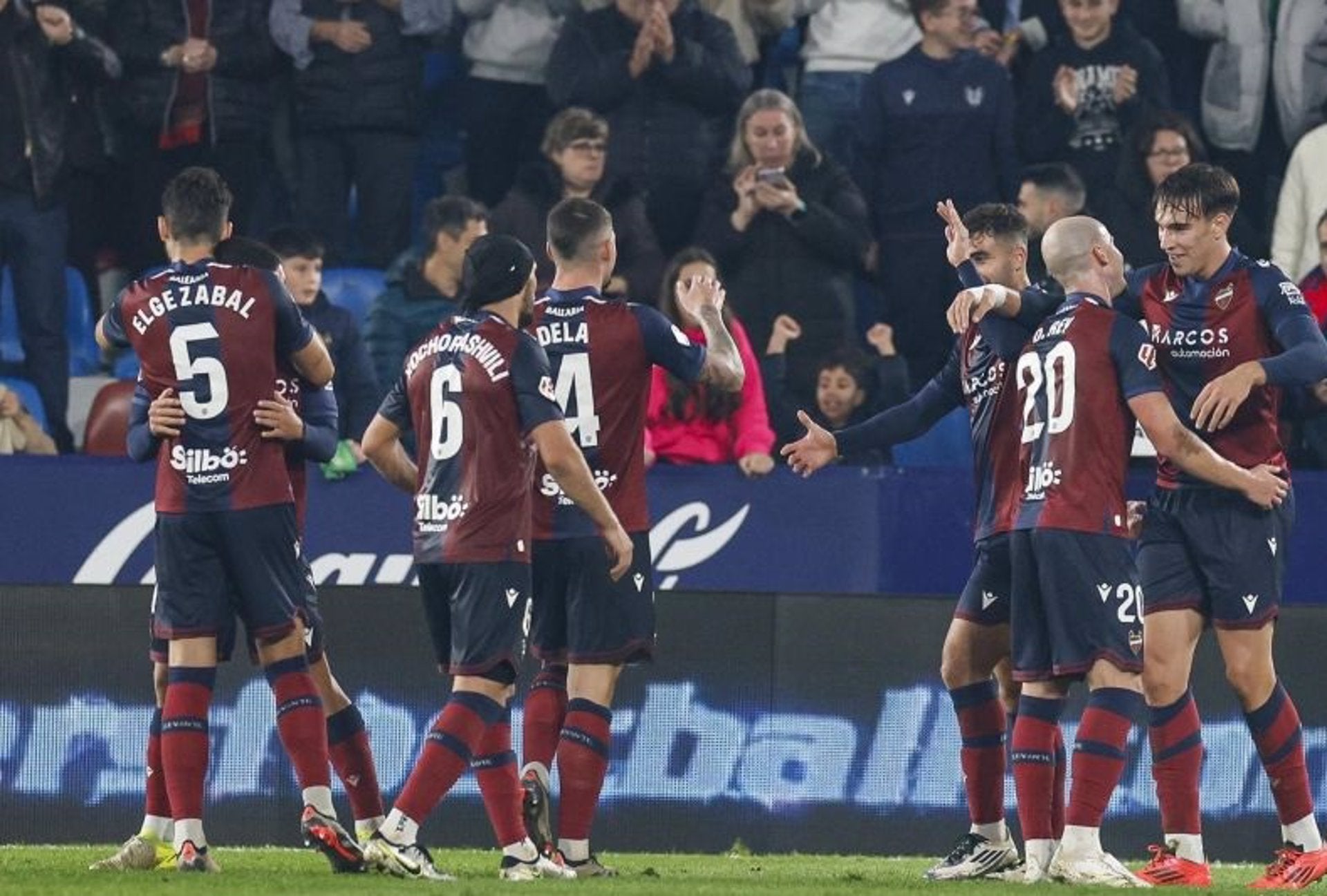 Carlos Espí le da tres puntos al Levante UD con dos goles en el tramo final del partido Carlos Espí le da tres puntos al Levante UD con dos goles en el tramo final del partido