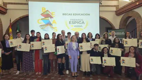Caja Rural de Extremadura premia a los 20 mejores expedientes académicos de ESO y FP en sus IX Becas Espiga Caja Rural de Extremadura premia a los 20 mejores expedientes académicos de ESO y FP en sus IX Becas Espiga