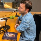 Alberto Gómez, amb el llibre de Mónica Rouanet