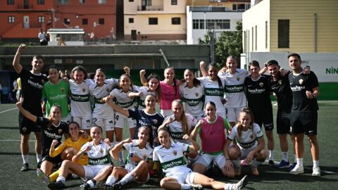 El Elche Femenino celebra la victoria en Tenerife.