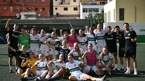 El Elche Femenino celebra la victoria en Tenerife. El Elche Femenino celebra la victoria en Tenerife.