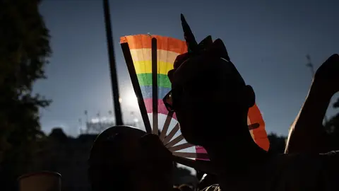 Imagen de archivo de una persona con un abanico de la bandera LGTBI durante la manifestación del Orgullo LGTBI+. Imagen de archivo de una persona con un abanico de la bandera LGTBI durante la manifestación del Orgullo LGTBI+.