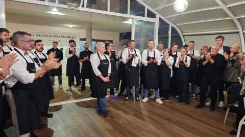 Algunos de los cocineros participantes en la Cena Solidaria de Villajoyosa por la DANA