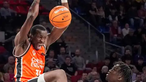 Amida Brimah del Valencia, en acción durante el partido de Liga Endesa de baloncesto que se disputó en el Fernando Buesa Arena. Amida Brimah del Valencia, en acción durante el partido de Liga Endesa de baloncesto que se disputó en el Fernando Buesa Arena.