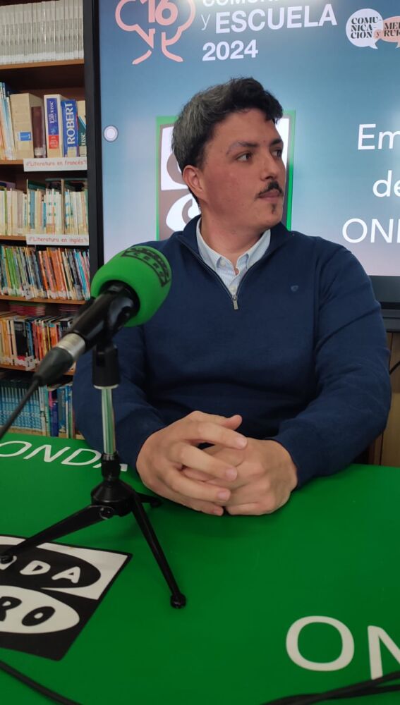 Adrián Flórez, emprendedor rural de Ibias con proyecto apícola Floreziendo.