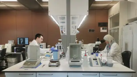 Dos investigadors treballant al Vall d'Hebron Institut de Recerca (VHIR) Dos investigadors treballant al Vall d'Hebron Institut de Recerca (VHIR)