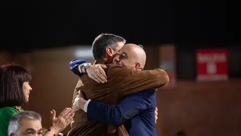 Alejandro Soler abraza a Pedro Sánchez en el congreso del PSOE en Sevilla. Alejandro Soler abraza a Pedro Sánchez en el congreso del PSOE en Sevilla.