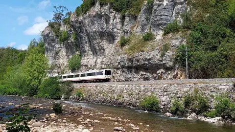 Tren en Reocín en Cantabria Tren en Reocín en Cantabria