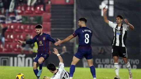 Cris Montes intenta robar un bal&oacute;n en el partido ante el Racing de Ferrol.