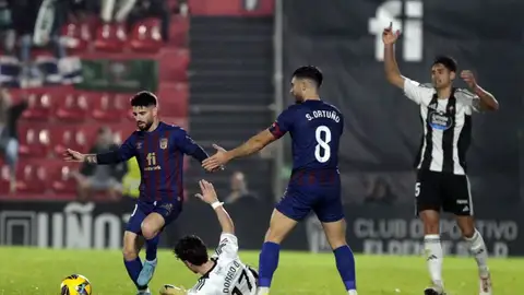 Cris Montes intenta robar un balón en el partido ante el Racing de Ferrol. Cris Montes intenta robar un balón en el partido ante el Racing de Ferrol.